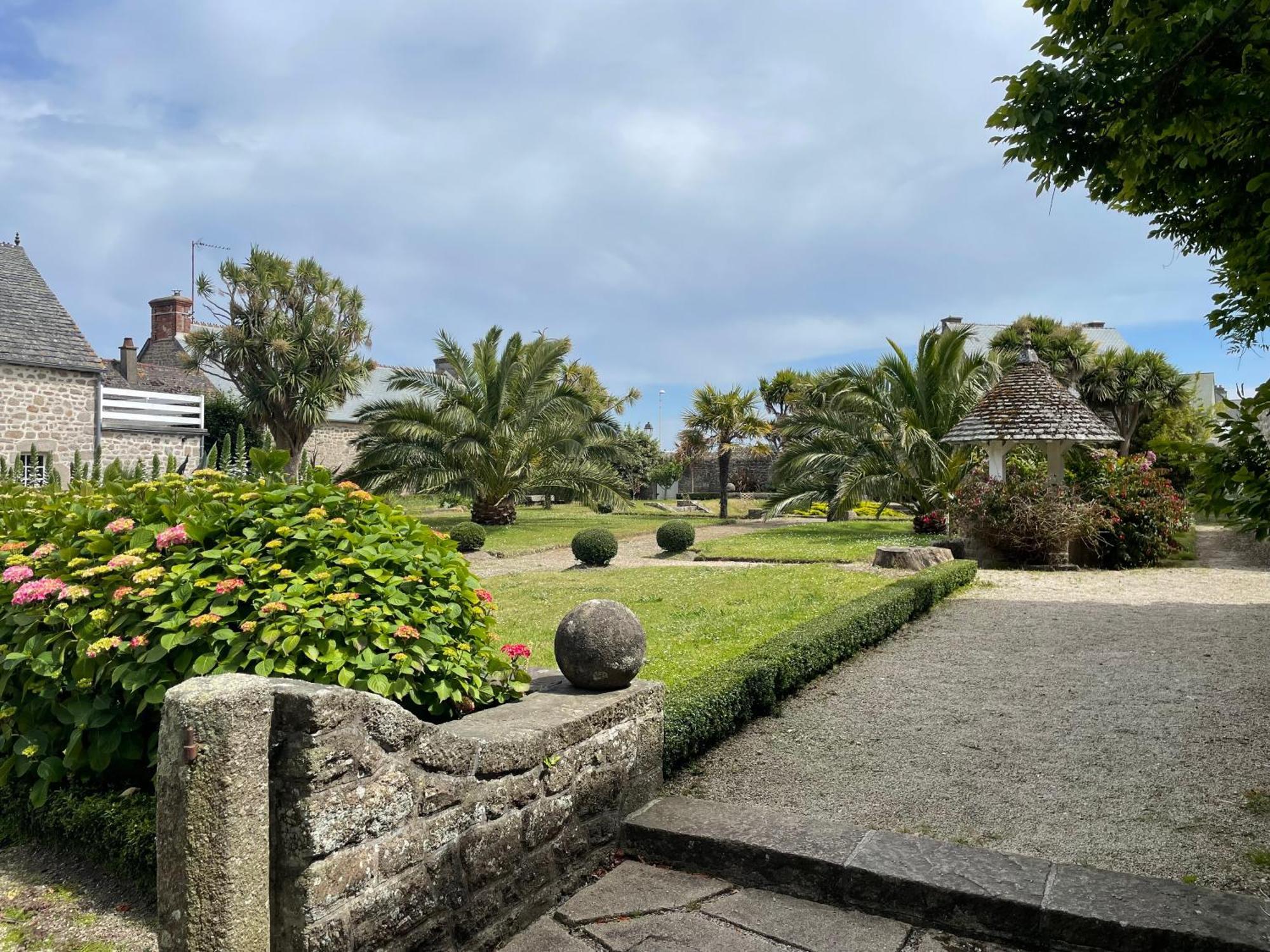 Le Conquerant - Chambres Meublees - Barfleur Exterior photo